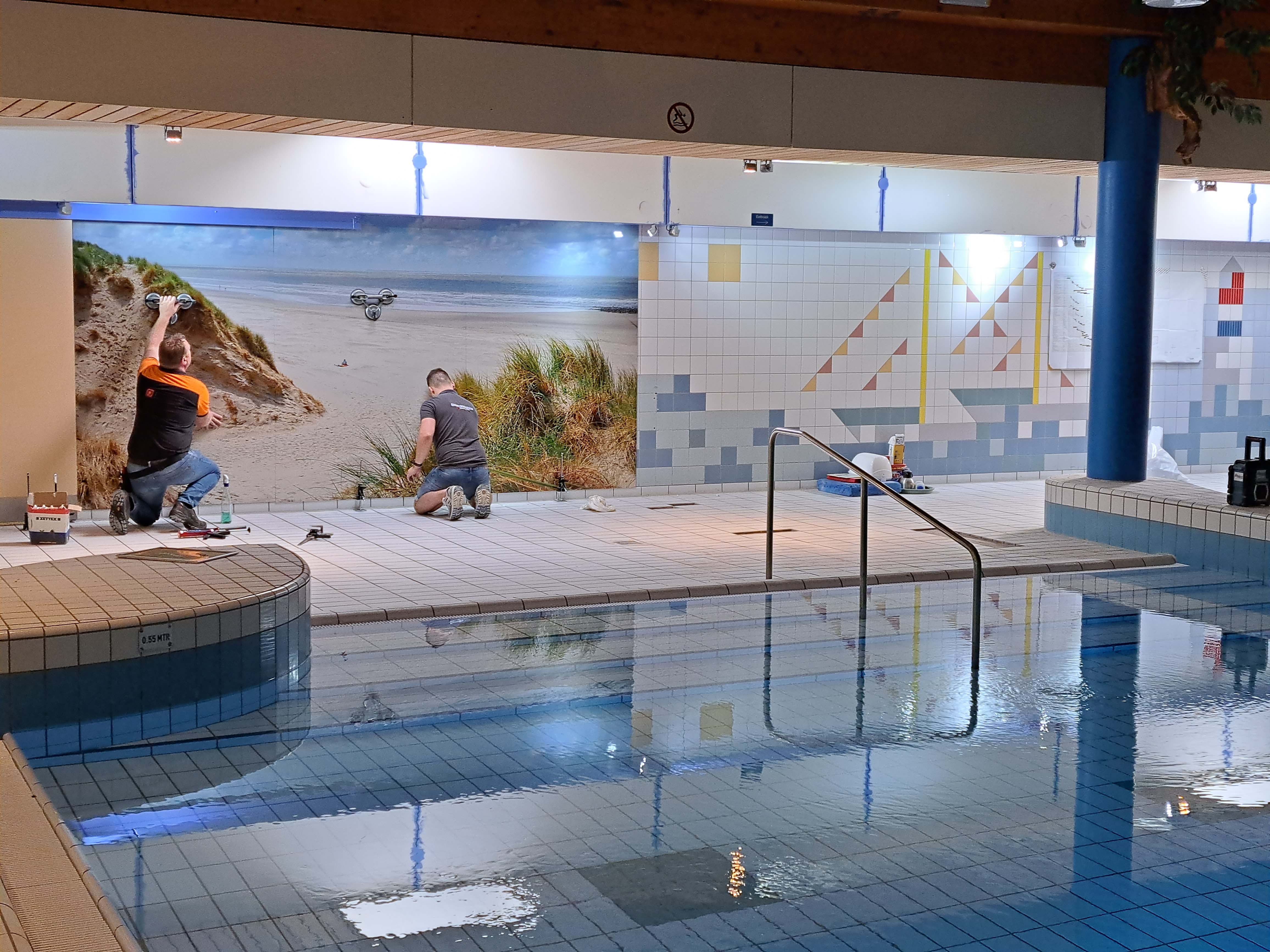 Renovatie Zwembad Urk met fotowanden van Nederlandse stranden